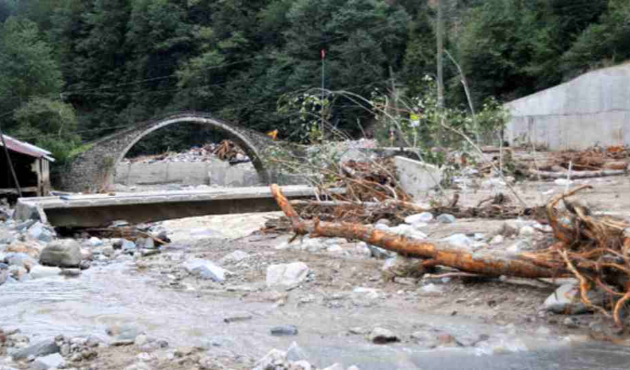 Rize'de sağanak, sel ve heyelana yol açtı!
