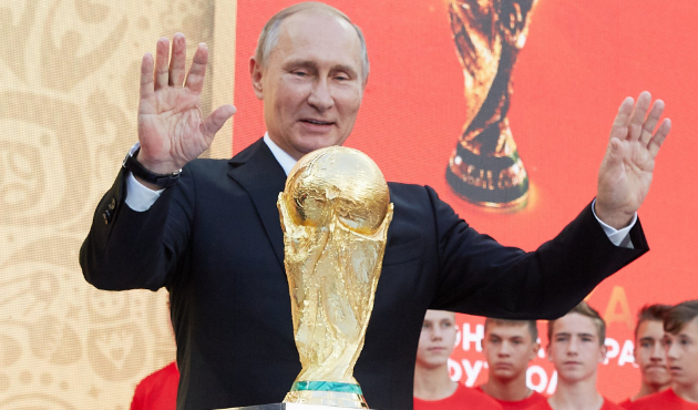 Putin'den taraftarlara jest!