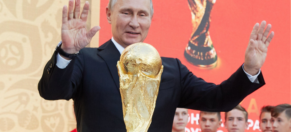 Putin'den taraftarlara jest!