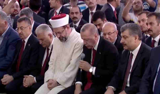Erdoğan 15 Temmuz şehitleri için Kur'an okudu VİDE