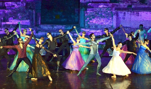 Efes'te Romeo ve Juliet büyüledi!