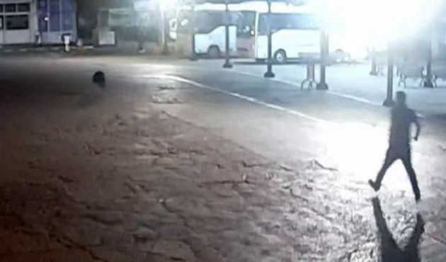 Herkesin gözü önünde defalarca bıçakladı!
