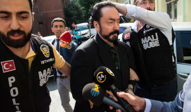 Adnan Oktar, gazetecilere eliyle mesaj verdi!