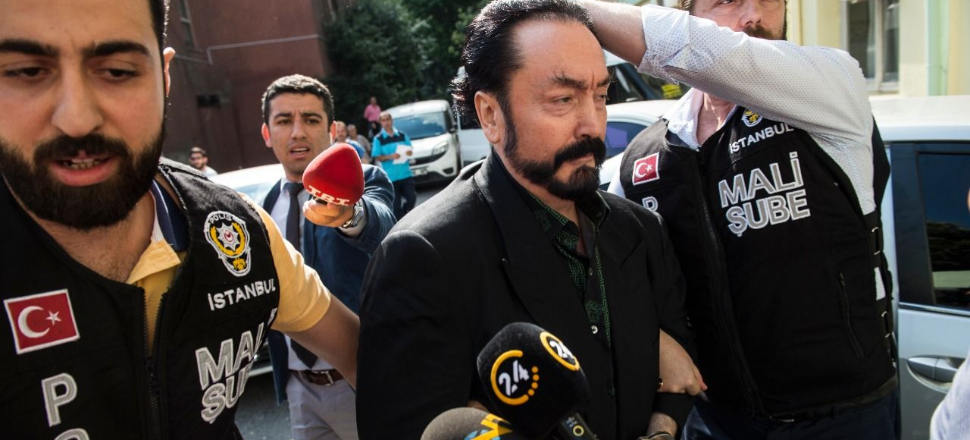 Adnan Oktar, gazetecilere eliyle mesaj verdi!