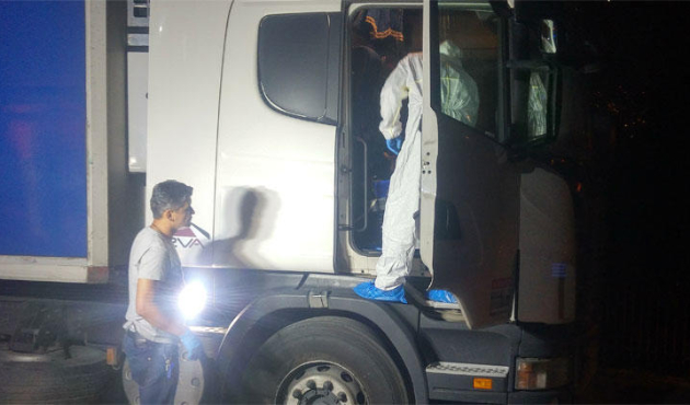 Polisleri gören TIR şoförü kafasına sıktı!