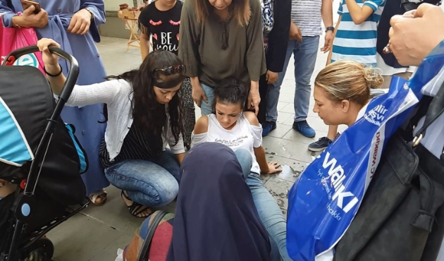 Yolda yürürken bacağına bıçak saplandı...