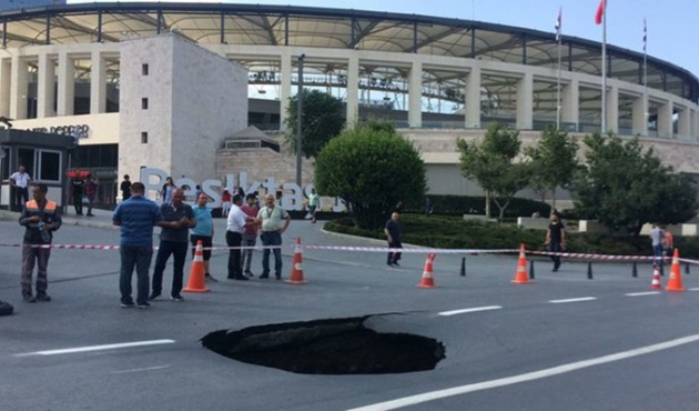 Dolmabahçe'de yol çöktü!