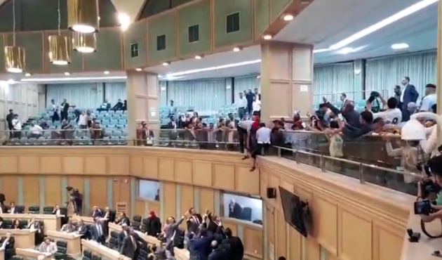 Meclis balkonundan atlamak istedi...