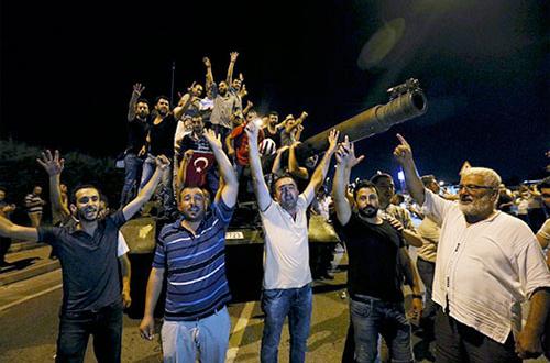 Eski Rum vekilden skandal darbe yorumu... ''Fırsatı kaçırdık''