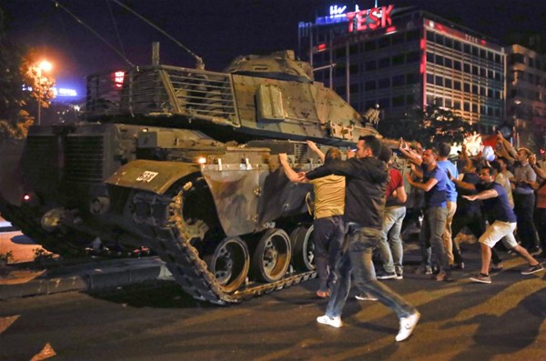 Vatansever iş adamı evinde oturmadı... 500 işçisiyle sokağa çıktı
