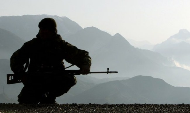PKK’lılar, karakola erzak ve yakıt götüren araçlara saldırdı!
