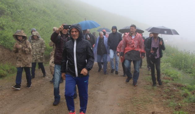 "Dünyanın en tehlikeli yolu"nda doğa yürüyüşü!