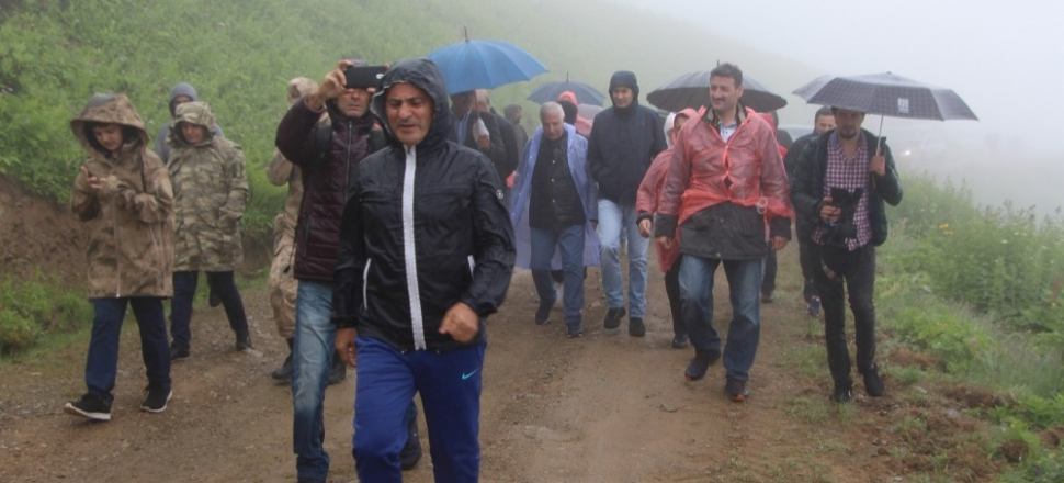 "Dünyanın en tehlikeli yolu"nda doğa yürüyüşü!