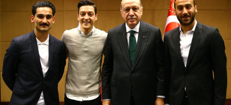 İbrahim Kalın'dan Mesut Özil'e destek...