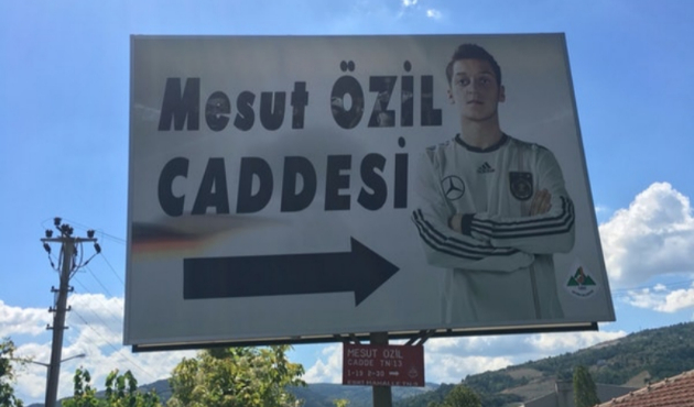 Özil'in Zonguldak'taki fotoğrafı kaldırılıyor!