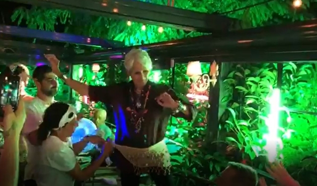 Joan Baez yıllar sonra Balkon On5’te göbek attı!