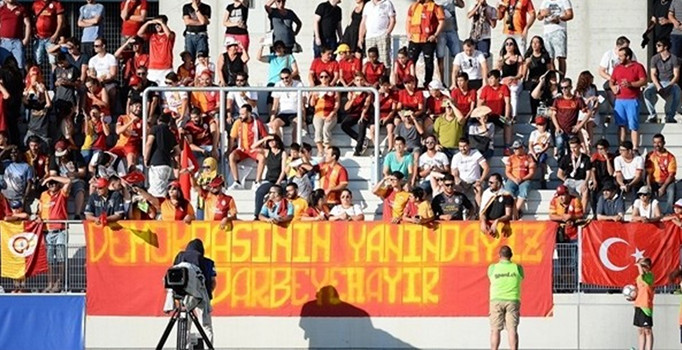 Galatasaray'dan darbeye pankartlı tepki