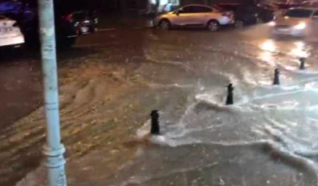 İstanbul'da caddeler sular altında kaldı!