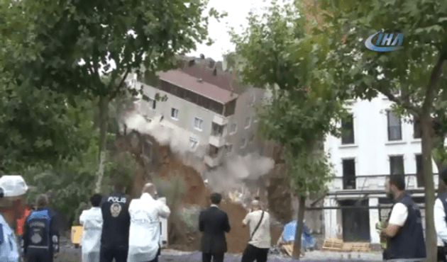 Beyoğlu'nda bir bina yıkıldı!