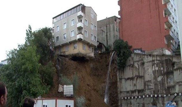 Beyoğlu'nda bir bina yıkılmak üzere!
