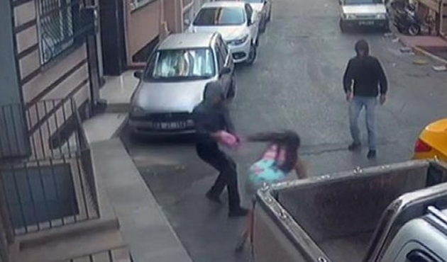 Evinin önünde gasp etti, metrelerce sürükledi...