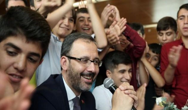 Bakan Kasapoğlu gençleri maça götürecek!