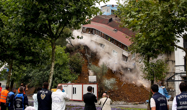 Beyoğlu'nda çöken binanın yeni görüntüleri!