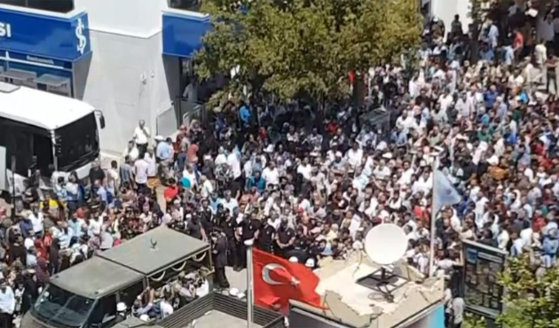 Şehit töreninde tüyleri diken diken eden görüntü!