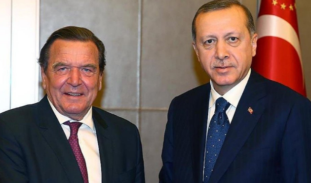 Eski Alman Başbakan'dan Mesut Özil'e destek!