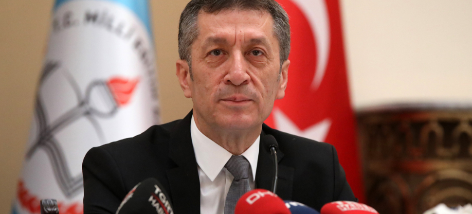 Milli Eğitim Bakanı Ziya Selçuk hisselerini devretti