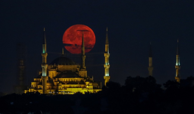 İstanbul'da dolunay resitali! Büyüledi...