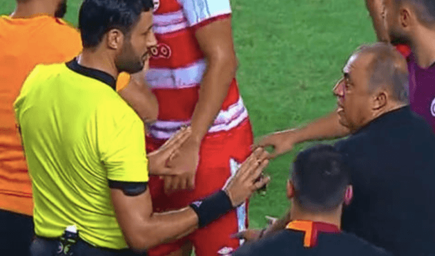 Hakem Fatih Terim'i çıldırttı! Sahaya girdi...