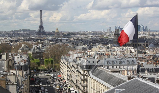 Paris'te 18 katlı binada yangın!