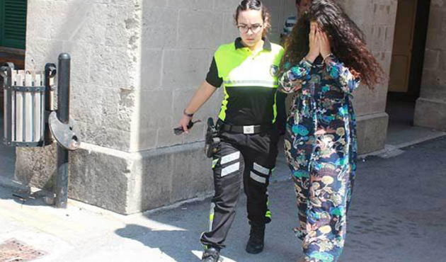 Tokat atan Türk sevgilisini bıçakladı