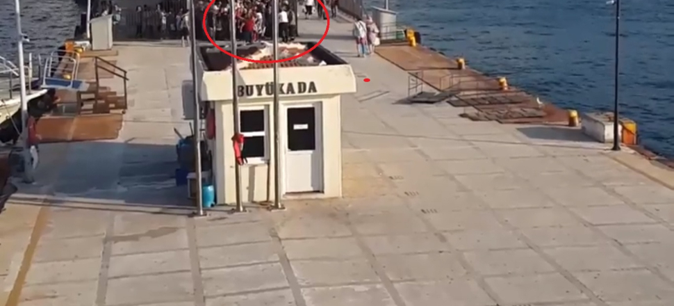 Vapurun terasında oturmak için yarıştılar!