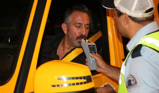 Parti çıkışı polis çevirmesine takıldı!