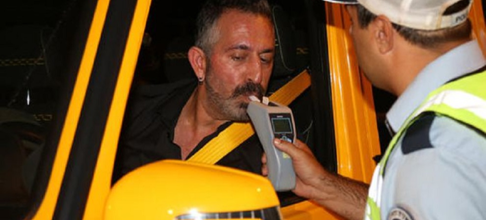 Parti çıkışı polis çevirmesine takıldı!