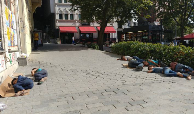 Karaköy'de vicdanları kanatan görüntü!