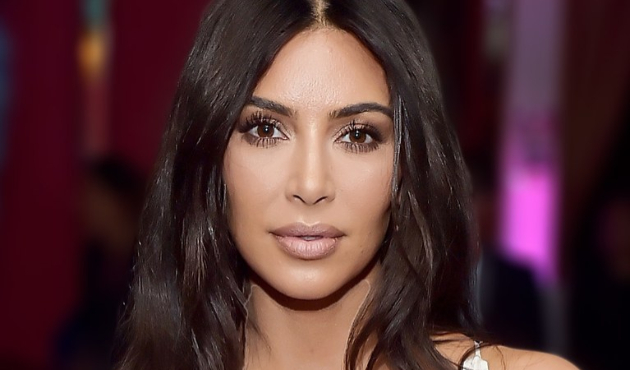 Kim Kardashian, iç çamaşırı giymeyi unuttu!