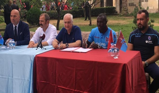 Trabzonspor'da bir imza daha atıldı!