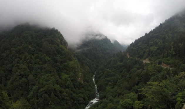 Rize'de heyelan! Motosikletli gençler mahsur kaldı