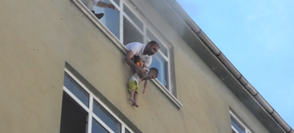 Bebeği kurtarmak için 5'inci kattan sarkıttı...