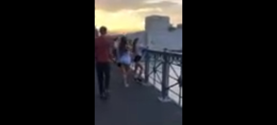 Selfie çeken kadını korkutunca olanlar oldu!
