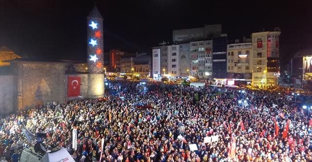 Dadaşlar demokrasi nöbetinde meydanlara sığmıyor