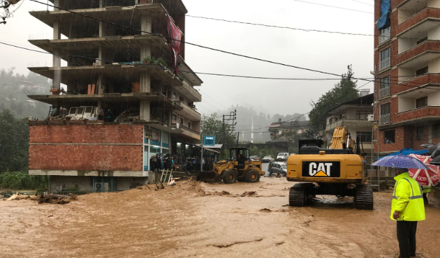 Rize'yi sel vurdu! Bir bina boşaltıldı...