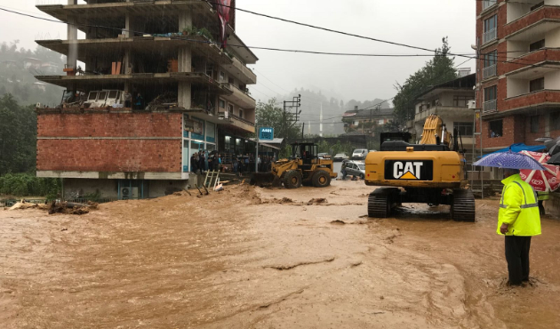 Rize'de sel felaketi! Araçlar akıntıya kapıldı, bir bina boşaltıldı...