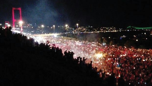 Darbeciler orada katliam yapmıştı! Milyonlar Boğaziçi Köprüsü'nde...