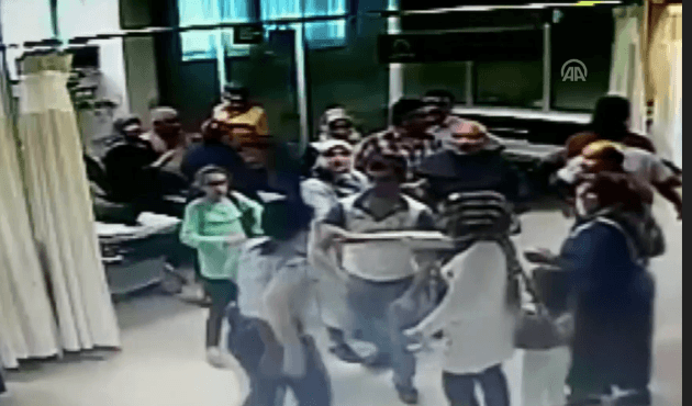 Kadın güvenlik görevlisini darp ettiler!