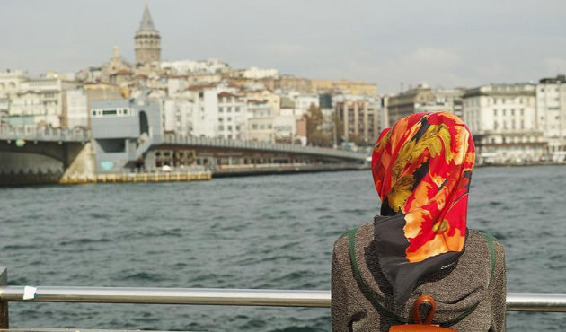 Başörtüsü nedeniyle işten atılan memura tazminat