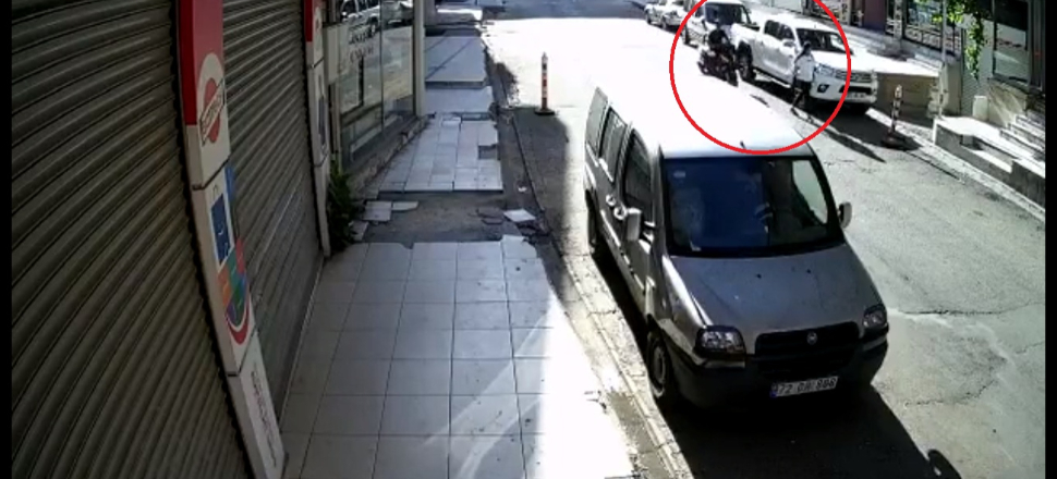 Sokakta yürüyen kadın tekme atan vicdansız motorcu
